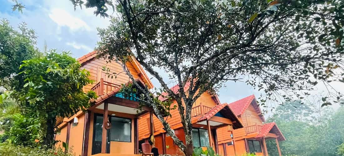 Những ngôi nhà dài, nhà rông, nhà sàn mang đậm phong cách Tây Nguyên cũng là một điểm cộng tại Khu du lịch KoTam.