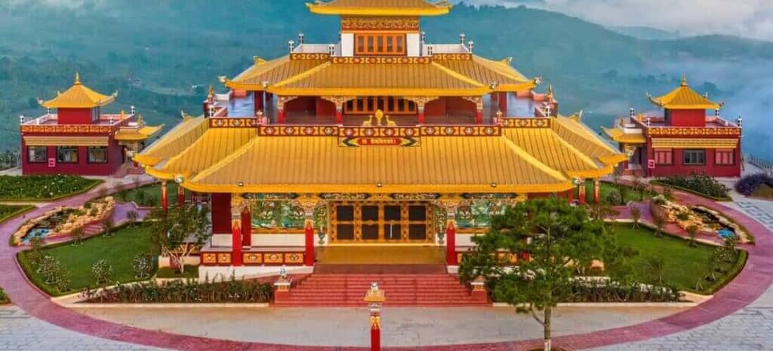 法堂采用弧形屋顶设计，增强了佛教建筑的传统美感