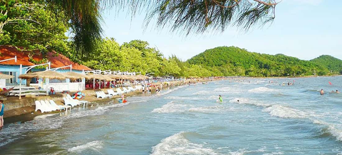 洁白的梅奈河仙海滩是游客踏上这片土地的第一印象。