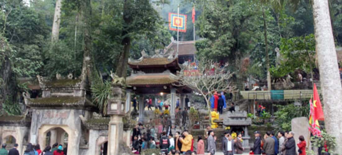 Du khách thăm Đền Đuổm