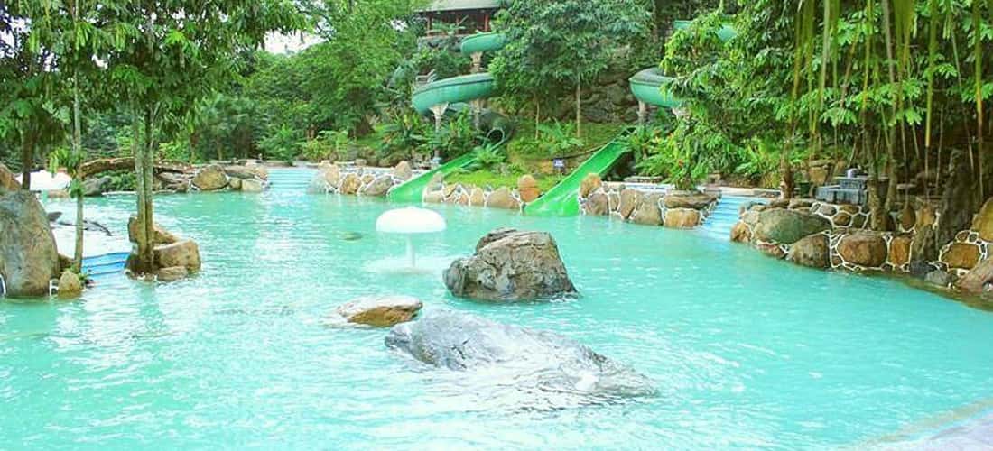 Hồ bơi nhân tạo thu hút các bé thiếu nhi