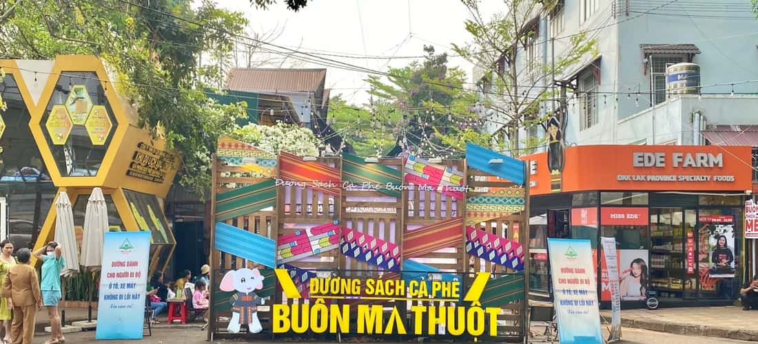 邦美蜀书街 (Buon Ma Thuot Book Street) 充满了中央高地多风的大胆氛围。