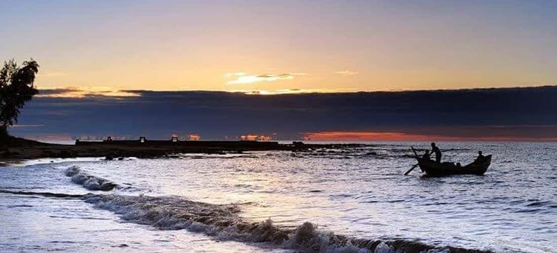 Trieu Lang Beach는 길고 아름다운 해변으로, 야생적이고 매력적인 풍경을 탐험하기를 좋아하는 관광객들을 끌어 모으고 있습니다.