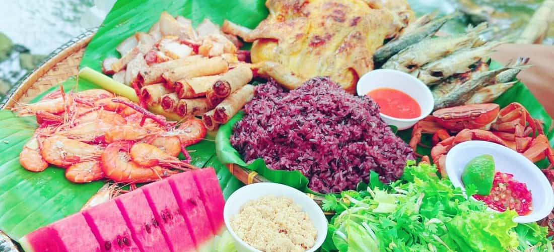 Suoi Cha Cung에 오면 방문객들은 Quang Binh의 산과 숲의 특산품을 즐길 수 있습니다.
