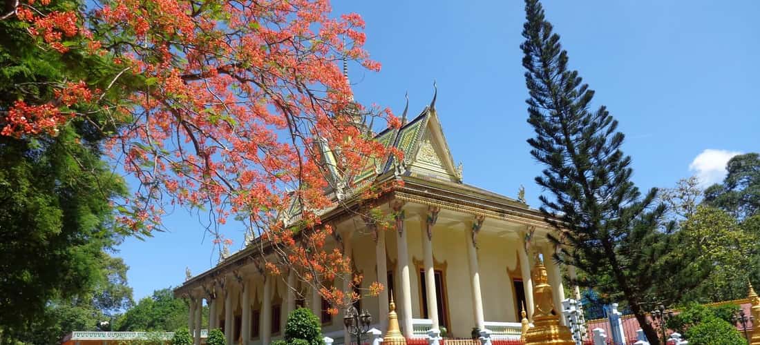 Hang Pagoda,高棉语称为Kompong Chray,是一座著名的高棉上座部佛教寺庙,位于茶荣市中心以南5公里多的Chau Thanh镇第3区,沿54号高速公路。