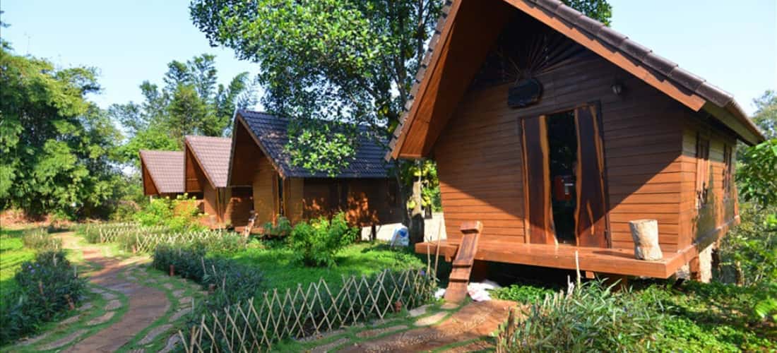 Những dãy nhà dài nối tiếp nhau đã trở thành biểu tượng buôn Cô Thôn.