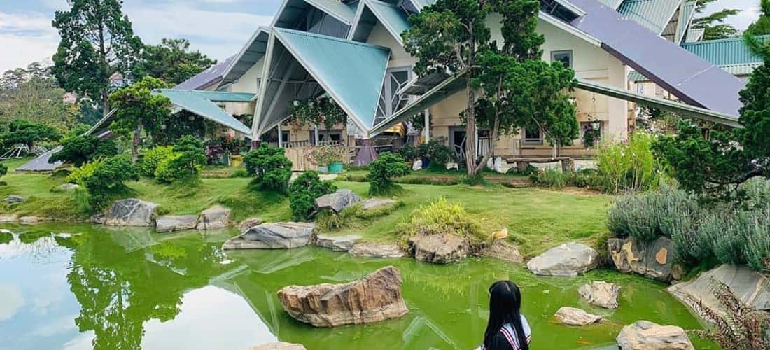 Với phong cảnh đẹp như tranh vẽ và kiến trúc Nhật Bản đặc trưng, nơi đây đã thu hút được sự quan tâm của rất nhiều du khách.
