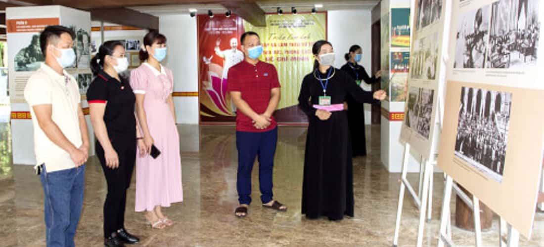 Du khách đến tìm hiểu lịch sử