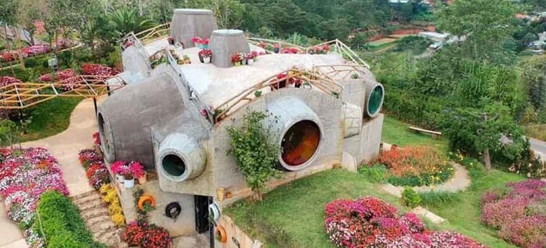 Nhà Trống là một công trình độc đáo tại Khu Du Lịch Lá Phong ở Đà Lạt, thu hút sự chú ý của nhiều du khách bởi thiết kế khác biệt và độc đáo của nó.