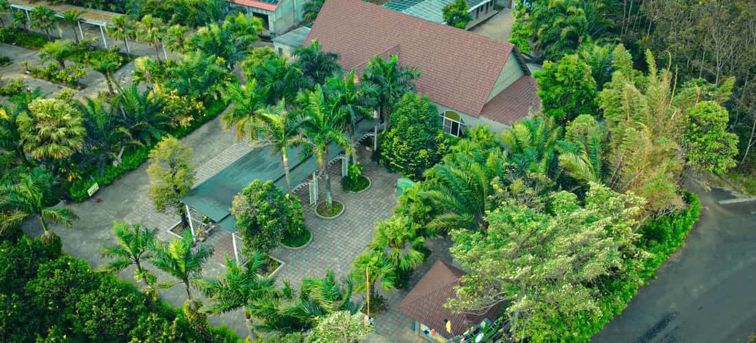 Với tổng kinh phí đầu tư lên đến hơn 150 tỷ đồng, quỹ đất hơn 10 hecta, từ một vùng đất hoang sơ khu du lịch sinh thái Phước Sơn đã trở thành một thiên đường tuyệt đẹp