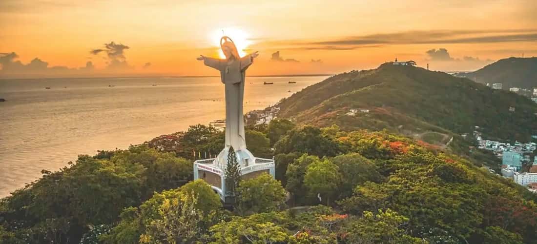 붕따우 해변의 전경이 한눈에 들어옵니다.