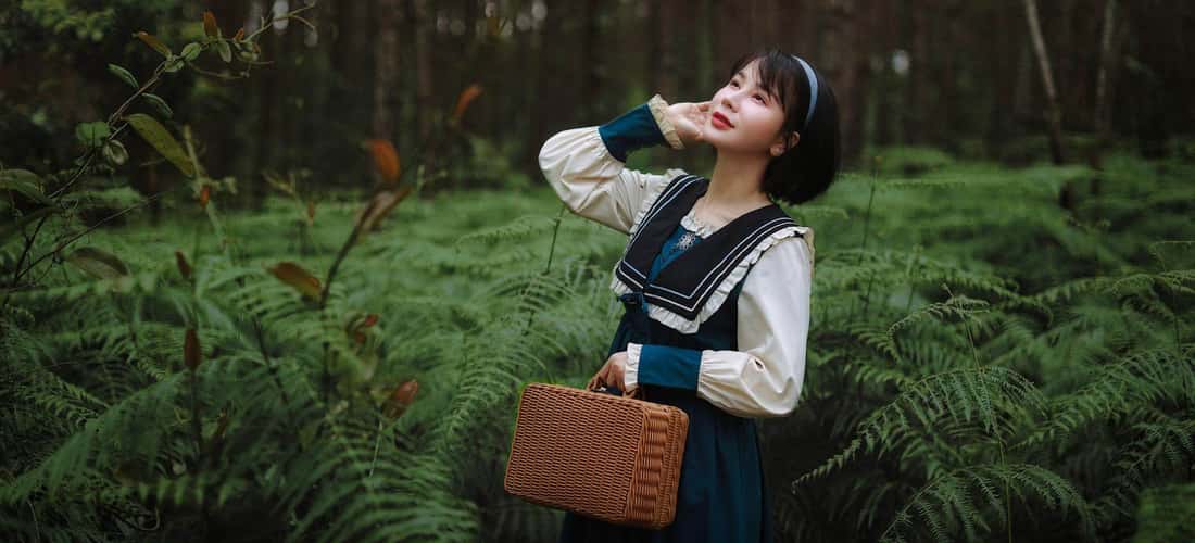 Khi đứng trên đỉnh đồi cao phóng tầm mắt ra xa nhìn xung quanh bốn phía đâu đâu cũng tràn ngập hoa.