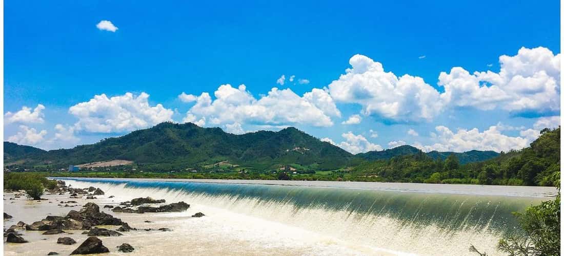 Những dòng nước trắng xóa tại Đập Đồng Cam Phú Yên