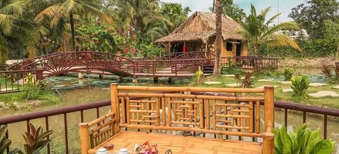 Với khuôn viên rộng hơn 3 ha, địa điểm du lịch Bến Tre được bao phủ bởi hệ thống cây xanh cùng khá nhiều ao hồ trải rộng trên diện tích rộng lớn.