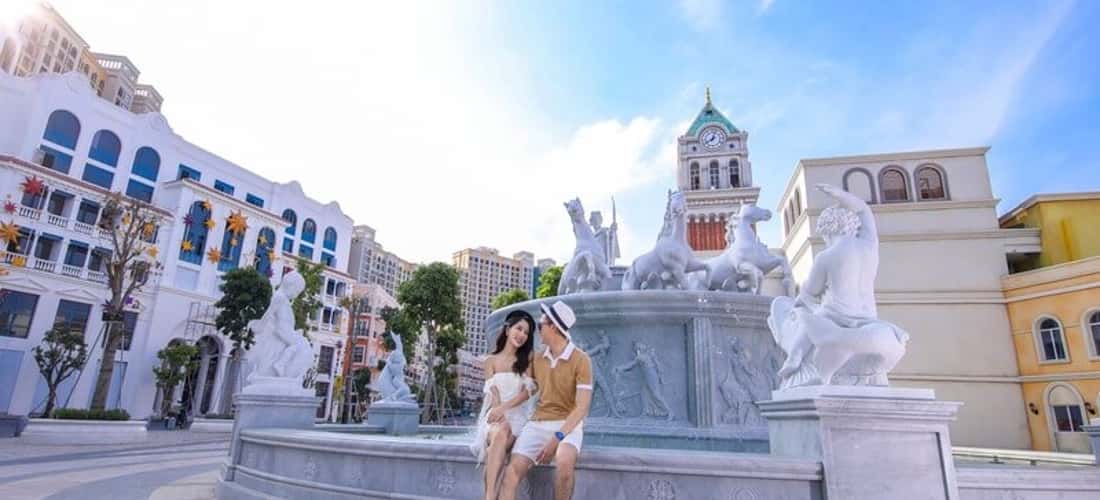 喷泉位于小镇入口处的 La Festa 酒店旁边，深受众多游客的欢迎