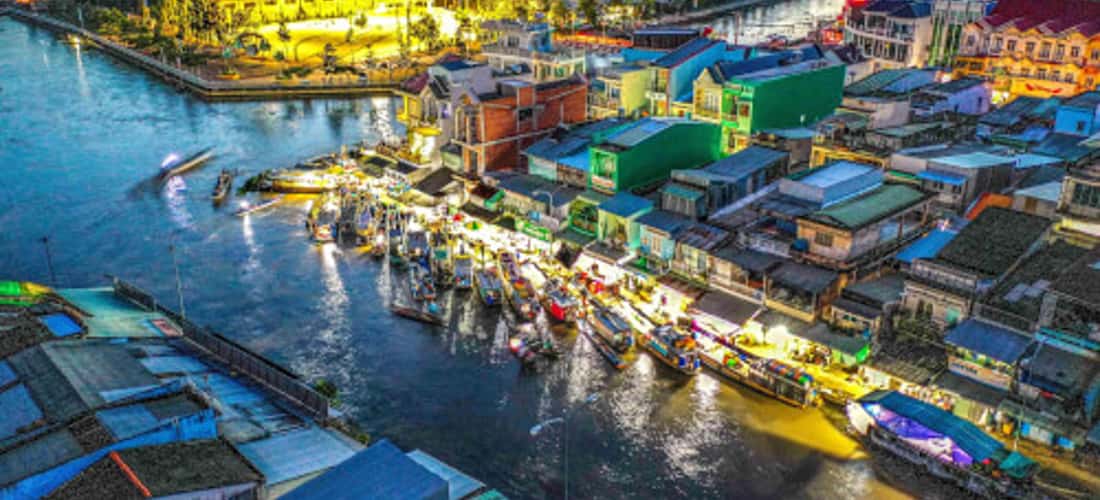 Buổi tối tại chợ nổi Ngã Năm
