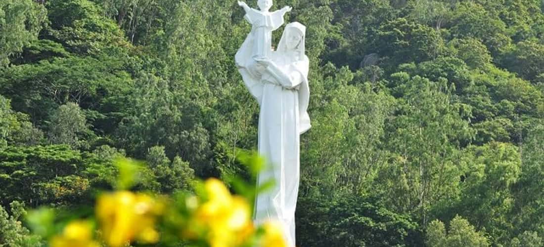 자연과 맑고 푸른 하늘 사이에 성모 마리아 동상이 눈에 띕니다