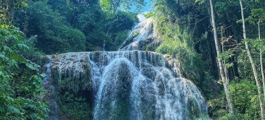 夏季最适合去沐瀑布参加户外活动。