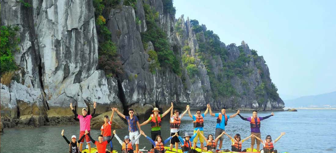 Vui hết nấc khi chèo thuyền kayak tại đảo Ti Tốp