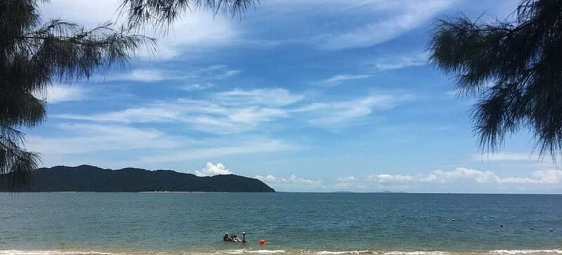 Biển Cái Chiên mát lành cùng bãi cát thoai thoải.