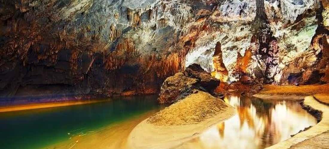 Động chứa bãi cát và bãi đá ngầm rộng, đẹp nhất
