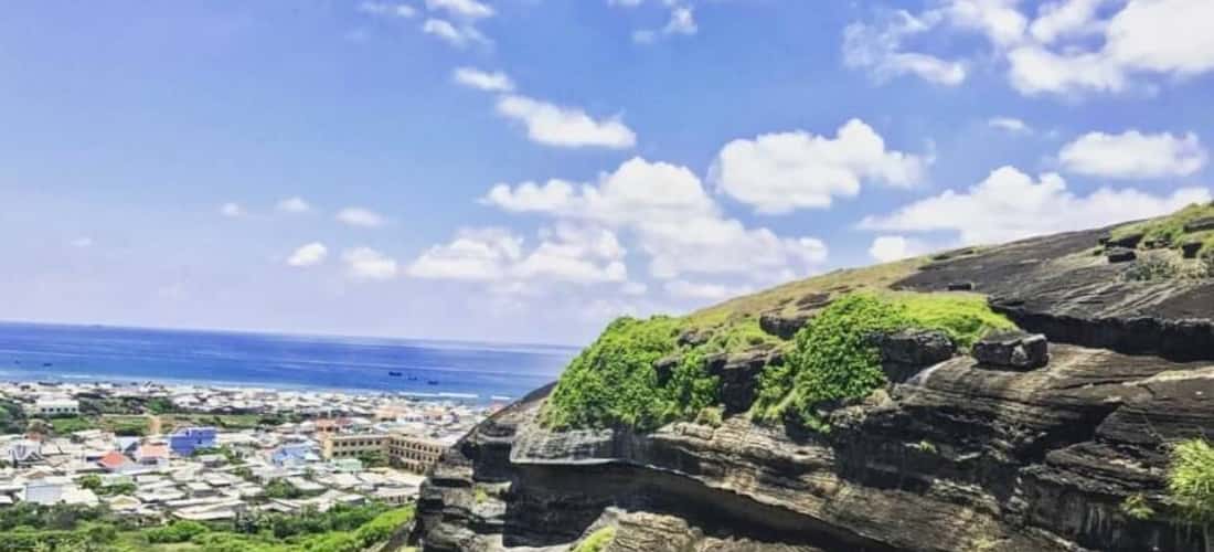 游览草猫山时，你会发现和看到形状极其独特的岩石。