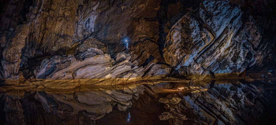 Trung Hoa 면에서 Hoa Son 면(Quang Binh 성 Minh Hoa 현)까지 뻗어 있는 Ruc Mon은 길이 2,862m, 천장 높이 약 300m의 동굴입니다.