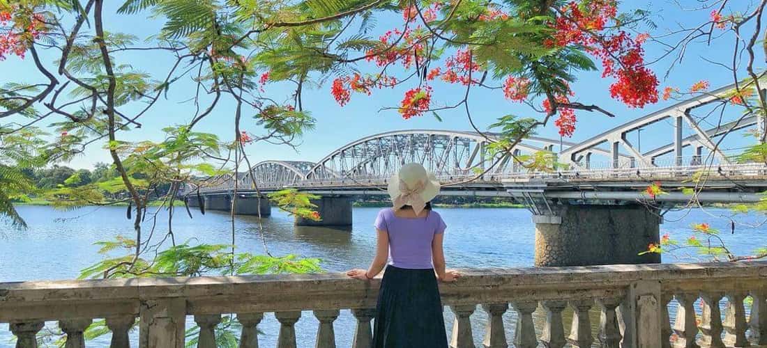 在 Trang Tien 桥办理入住手续
