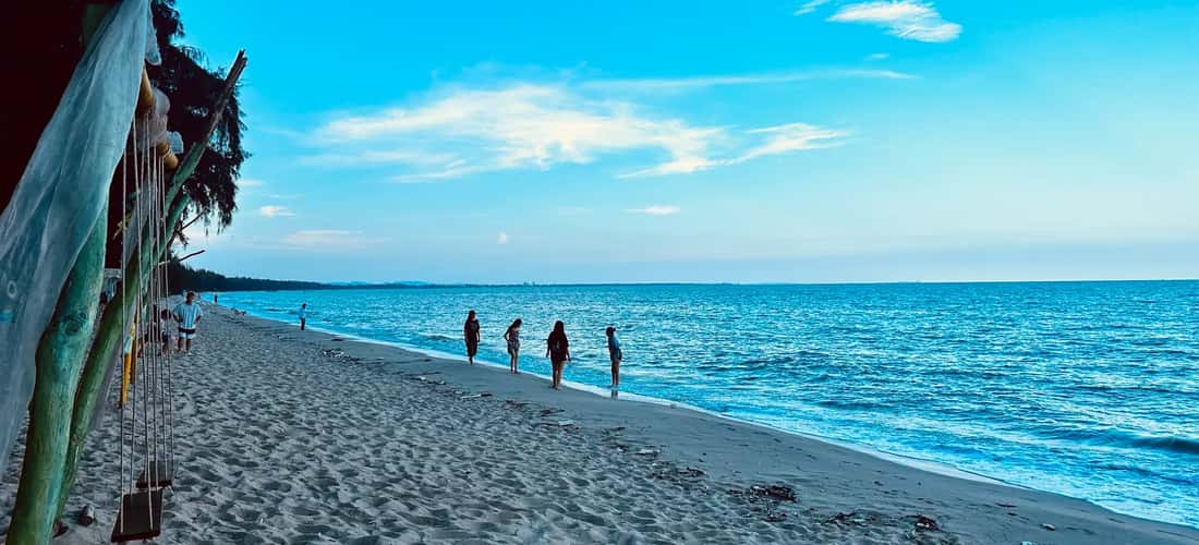 Biển Trà Cổ với làn nước trong xanh