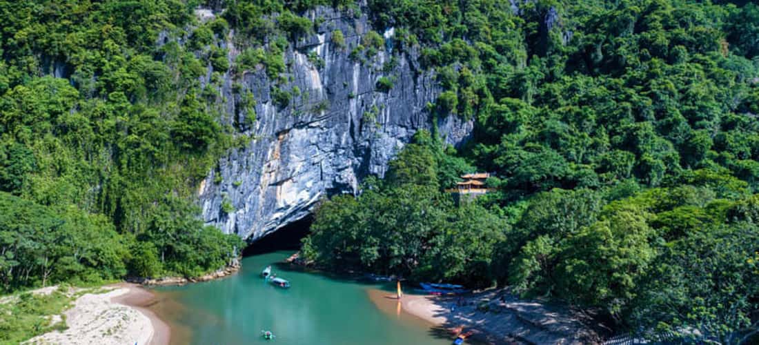 Toàn cảnh lối vào động Phong Nha