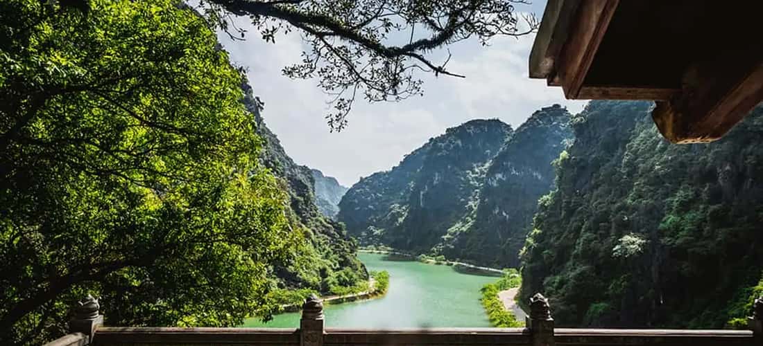 Nằm ở lưng chừng núi với độ cao 500m so với mực nước biển, nên phần lớn Tuyệt Tình Cốc được bao phủ bởi cách vách núi đá.