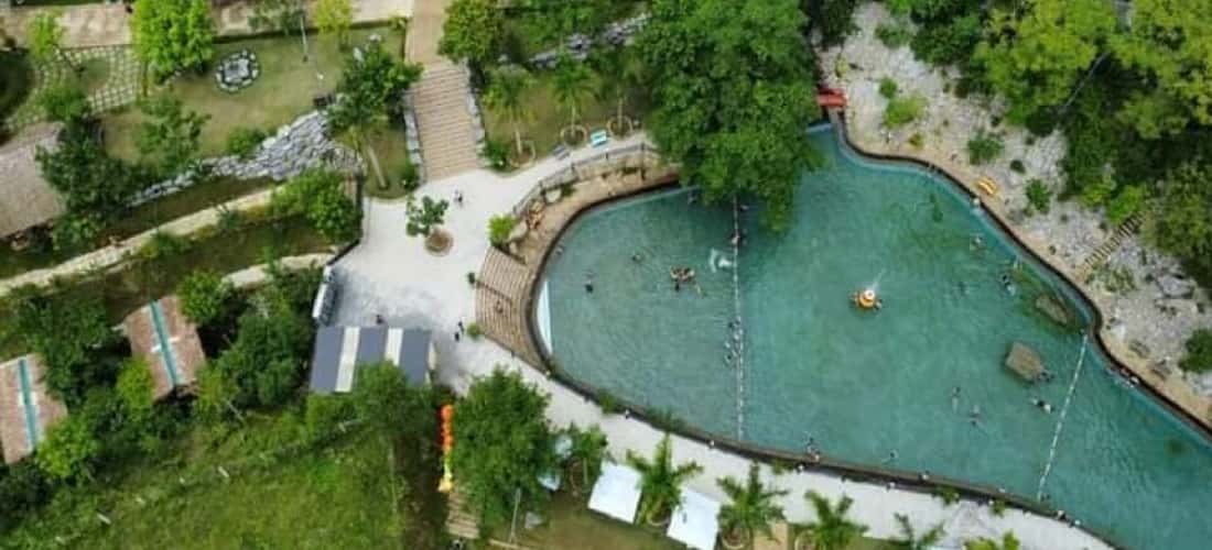Khu du lịch có diện tích 3 ha, bao gồm nhiều hạng mục như bể bơi, khu vui chơi giải trí, nhà hàng,...