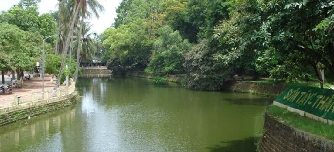Hào nước trong khuôn viên Thành Cổ tạo cảnh quan xanh mát,điều hòa không khí.