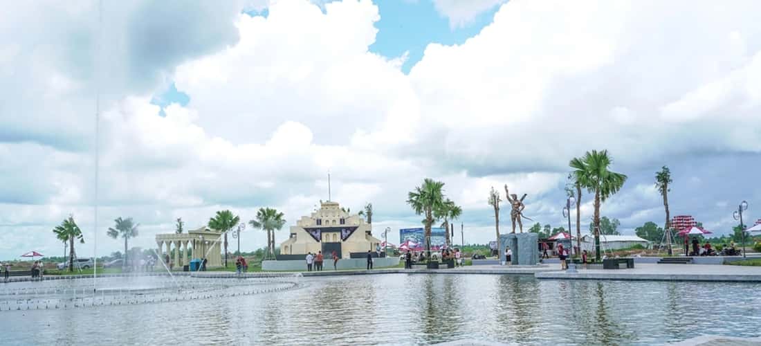 Công viên Ánh Sáng Kỳ Quan Cổ Đại The Miracle sở hữu những công trình độc đáo, cảnh quan mới lạ khác hẳn với nét du lịch miệt vườn sông nước