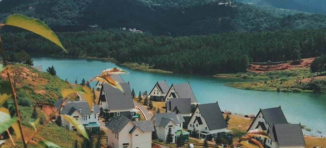 泉林湖紧邻凤凰山脉,是大叻最吸引游客的美景之一。