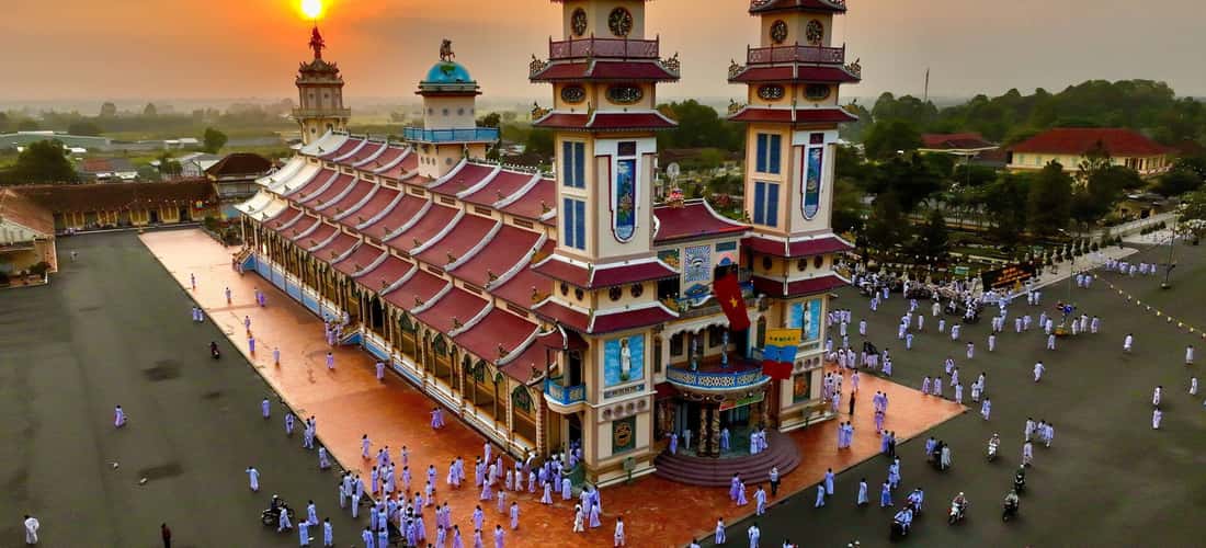 Khuôn viên rộng lớn bên ngoài Tòa Thánh Tây Ninh