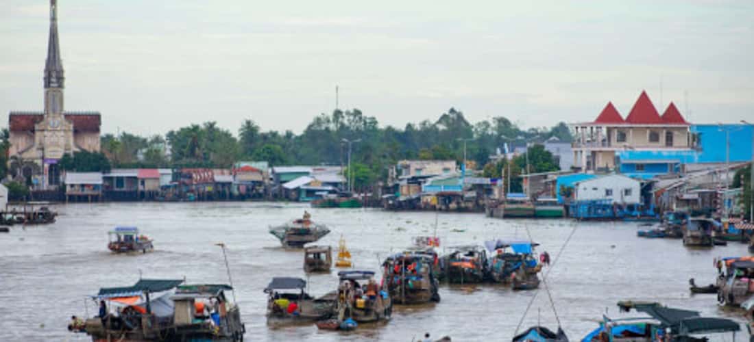 Bình minh trên chợ nổi Cái Bè