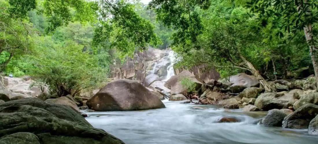 Thác Bà Tánh Linh được Mẹ thiên nhiên ưu ái ban tặng vẻ đẹp hoang sơ, hùng vĩ đủ làm xiêu lòng bao người ngay từ lần đầu tiên.