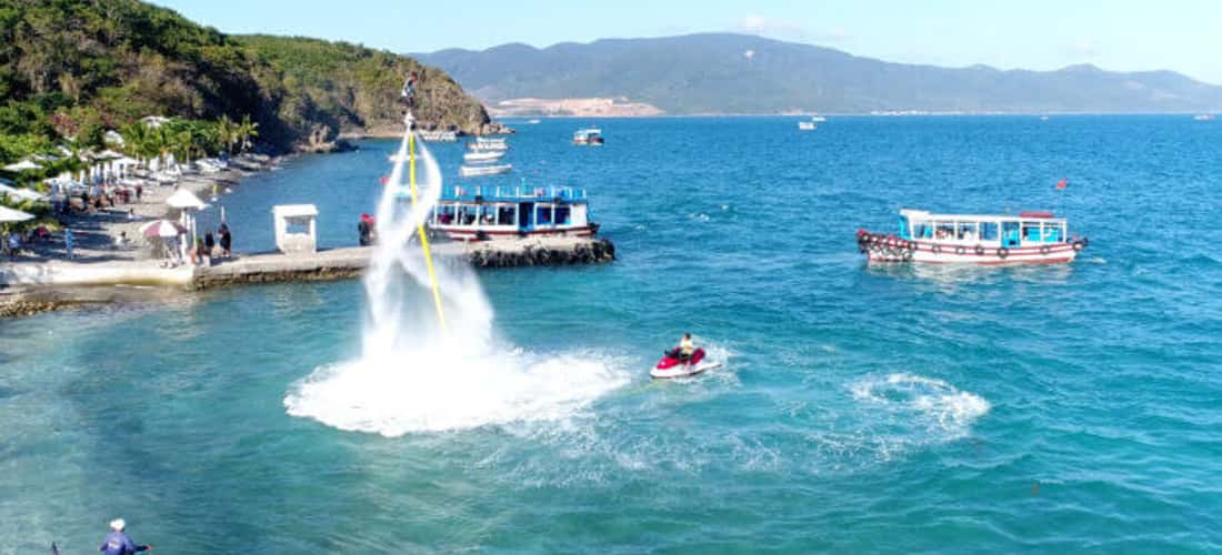 Tại đảo Robinson bạn còn được tham gia các trò chơi như: đu dây Robinsonip line, cưỡi phao chuối, lặn biển hay chèo thuyền kayak.