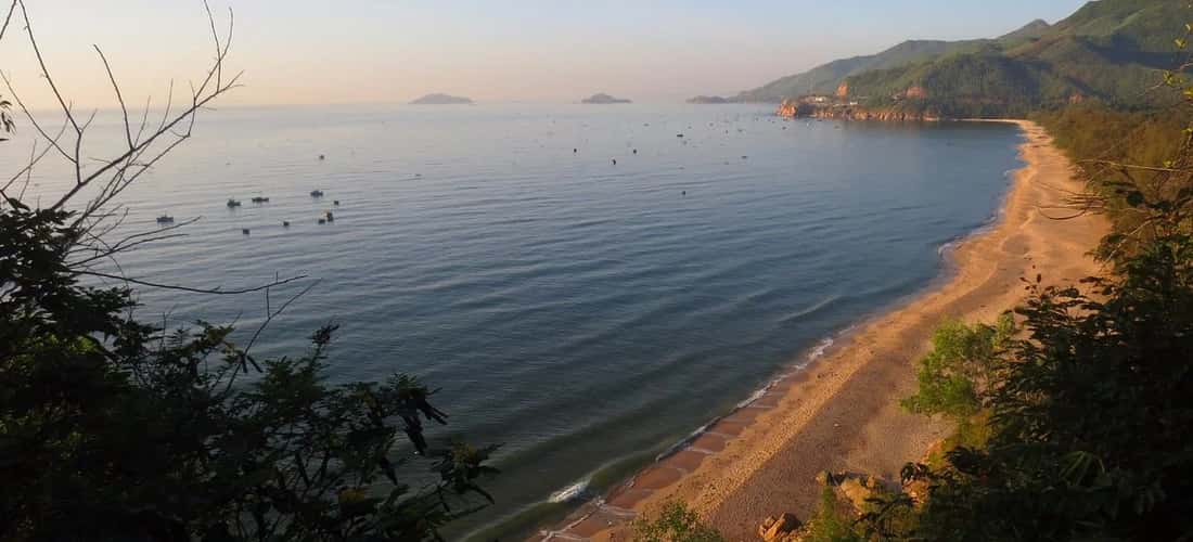 归和海滩非常平静,水不太深,因此您可以自由地沉浸在清澈凉爽的水中。