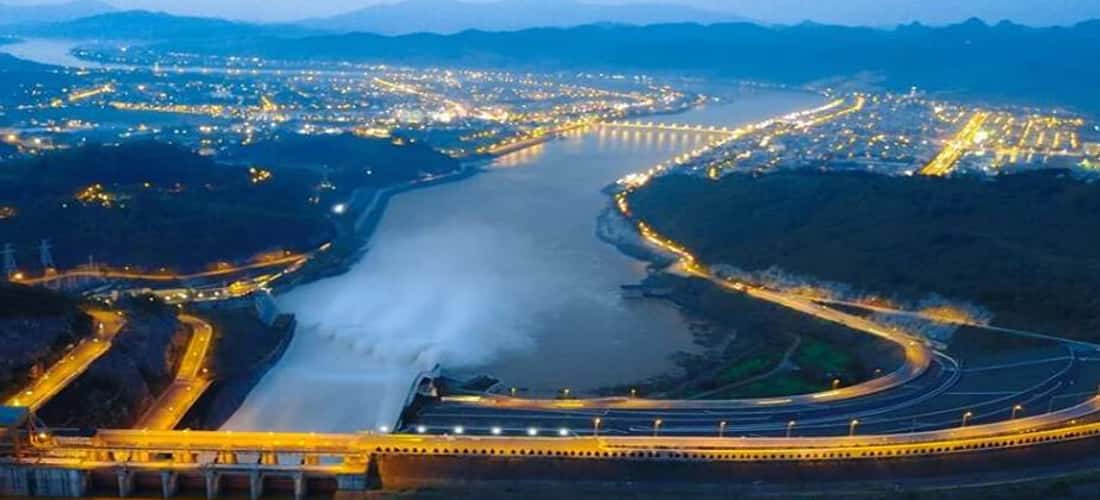 밤에 Hoa Binh 수력 발전소