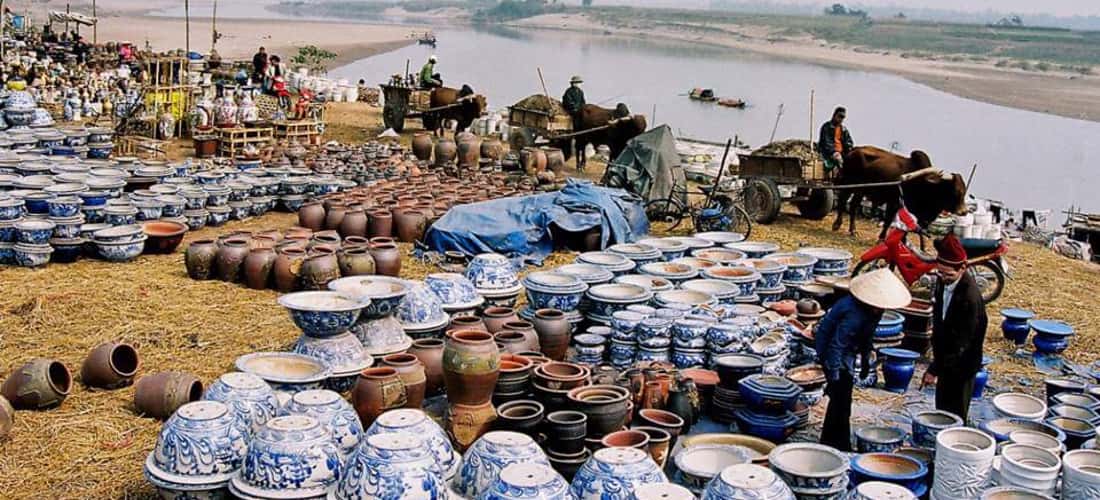 Làng Bát Tràng tọa lạc bên sông Hồng