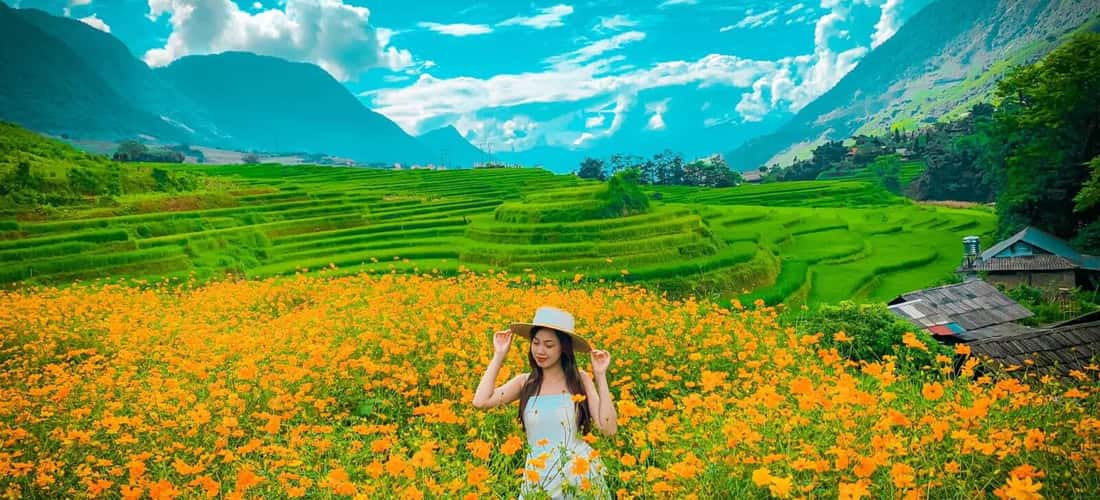 Du khách thích thú check in ở Tả Van