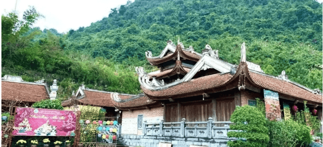 Chùa Phật Tích nổi bật với tượng Phật quy mô.
