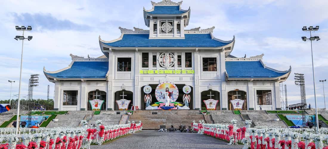 라방(La Vang)은 베트남의 모든 가톨릭 신자들에게 친숙한 장소인 꽝찌(Quang Tri)의 유명한 랜드마크입니다.