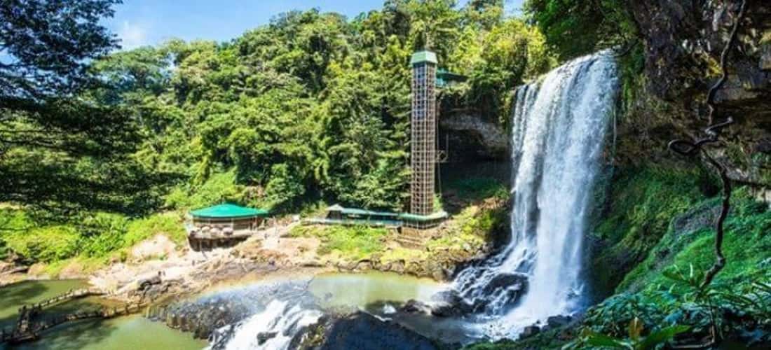 Thác nước Dambri có độ cao khoảng 60 mét, chiều rộng khoảng 30 mét. Nơi đây vừa kỳ vĩ vừa tráng lệ bởi hai dòng thác chính đổ từ trên cao xuống, trắng xóa, thẳng tắp.