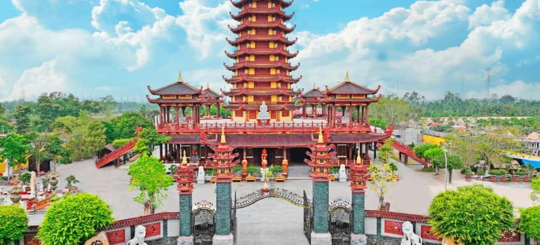 玉佛塔永隆被比作一座微型古镇,因为它的建筑风格充满了越南人民的佛教文化特征。