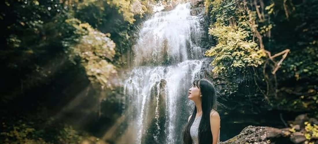 Đến với Thác Lưu Ly, bạn sẽ quên ngay những bộn bề cuộc sống mà hòa mình cùng thiên nhiên trong lành nơi đây.