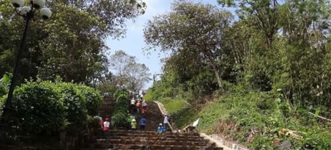 Đường lên đỉnh núi Bà Rá