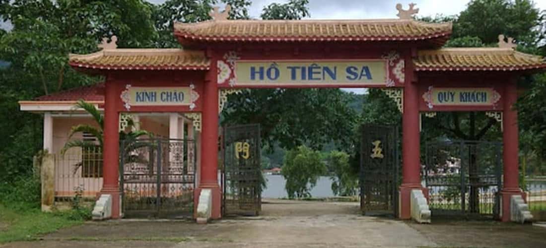 Cổng vào khu du lịch hồ Tiên Sa